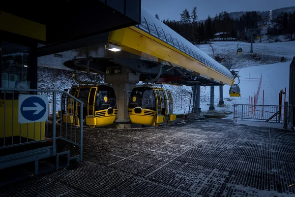 Ski lifts at night on high snowy mountain at Austrian Alps — Stock Photo, Image