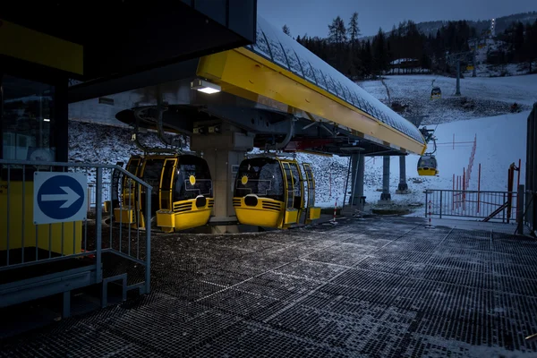 Impianti di risalita notturni in alta montagna innevata sulle Alpi austriache — Foto Stock