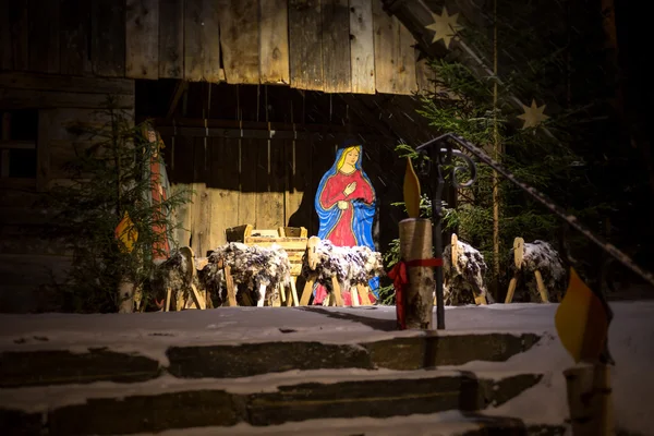 Foto van scène van Jezus geboorte in stal 's nachts — Stockfoto