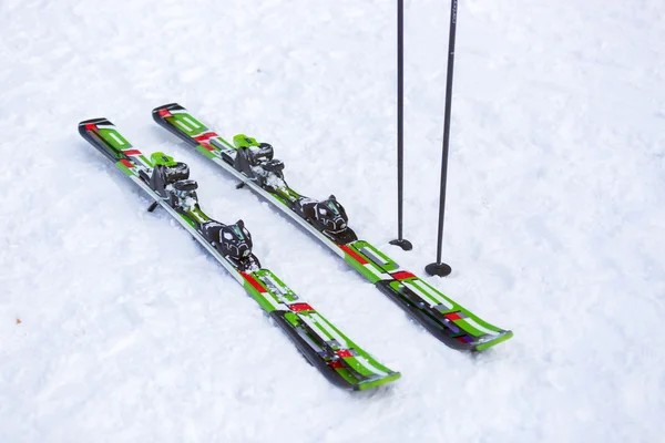 Ζευγάρι σκι και και μπαστούνια του σκι στο χιόνι — Φωτογραφία Αρχείου