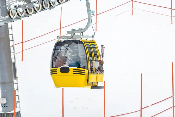 Teleférico amarelo na pista de esqui alpina — Fotografia de Stock