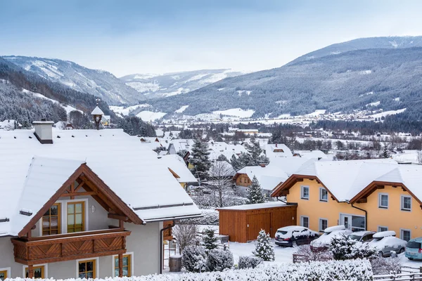 Weergave van Alpine dorp in Oostenrijk — Stockfoto