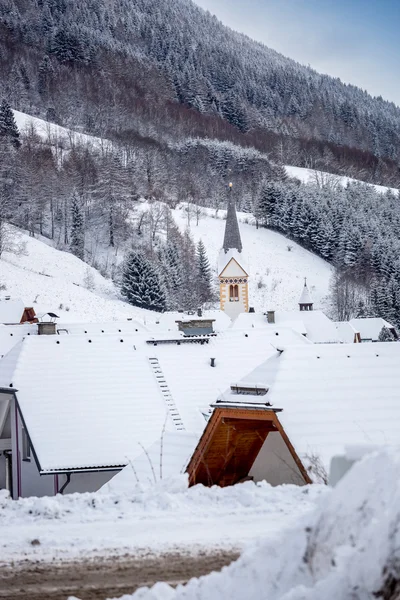 Oude hoge Belfort in traditionele Alpine village — Stockfoto