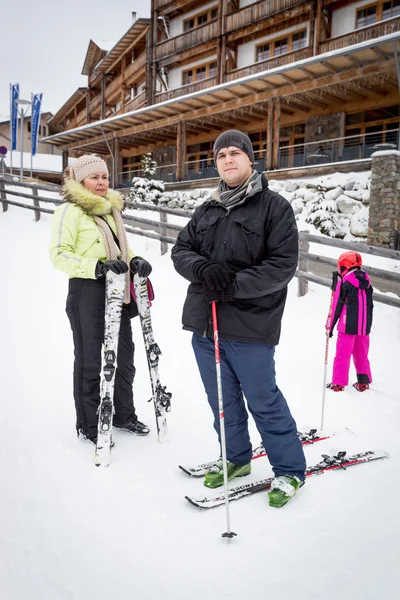 अल्प्स येथे स्की स्लॉपच्या शीर्षस्थानी विश्रांती करणारा पुरुष स्कीयर — स्टॉक फोटो, इमेज