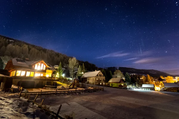 Highland Oostenrijkse chalet vallende sneeuw 's nachts — Stockfoto