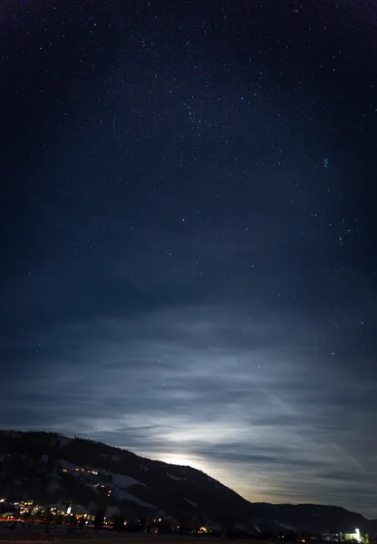 Sylwetka gór przed prawie niebo gwiaździste i świeci księżyc — Zdjęcie stockowe