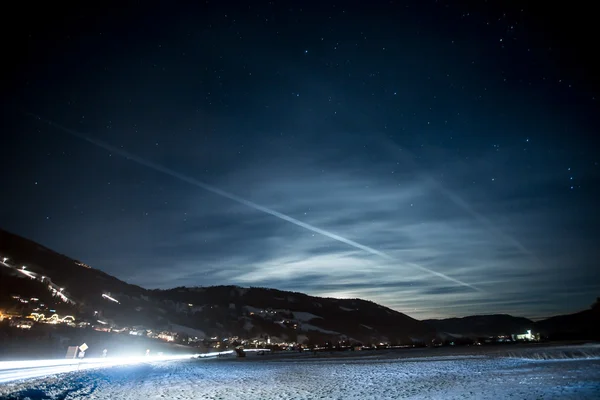 Τοπίο της υψηλής Αυστριακές Άλπεις σκεπάζεται από τα χιόνια στο έναστρη νύχτα — Φωτογραφία Αρχείου