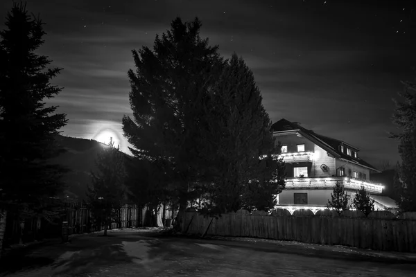 Foto monocromática de chalet de madera en madera en la noche estrellada —  Fotos de Stock