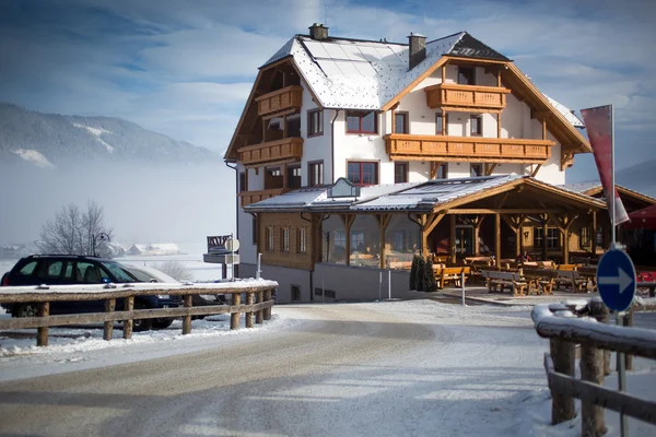 Traditionella trä chalet i österrikiska Alperna — Stockfoto