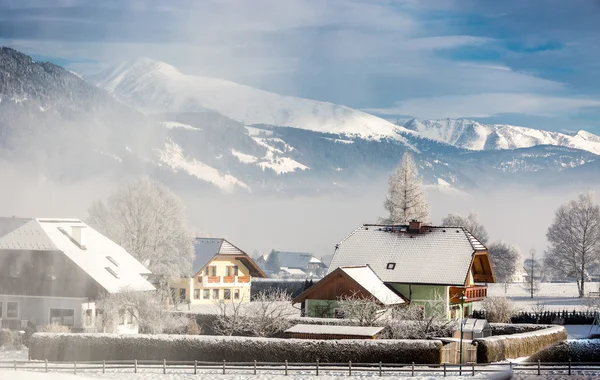 Παραδοσιακή αυστριακή πόλη στα βουνά που καλύπτονται από χιόνι — Φωτογραφία Αρχείου