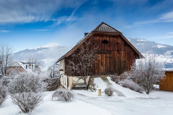 Houten schuur vallende sneeuw in Oostenrijkse Alpen — Stockfoto