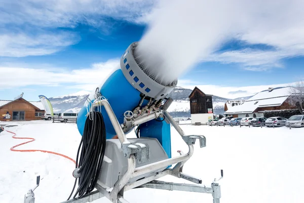 Snow cannon making artificial snow at cold on ski slope — Stock Photo, Image