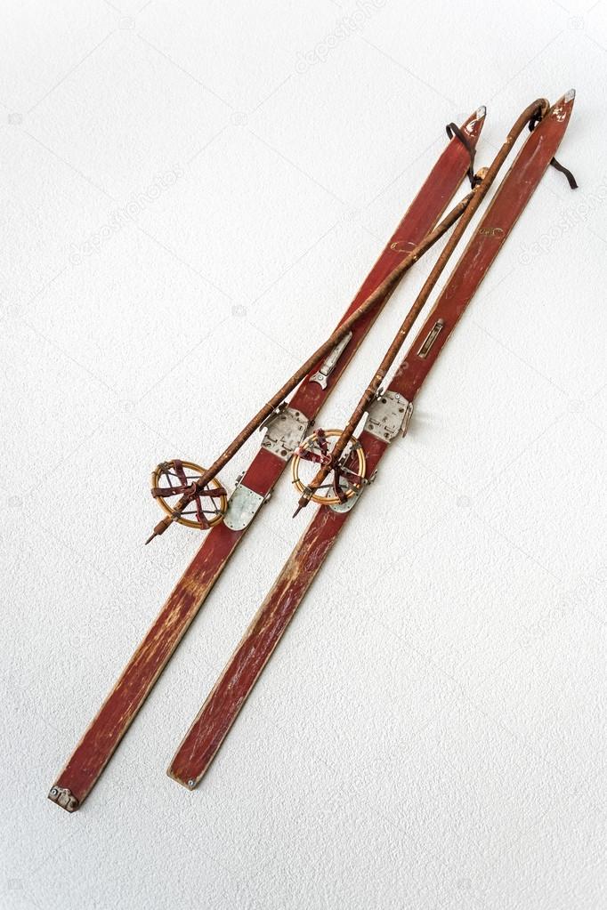 Old water ski projects | Old wooden skis on white background — Stock