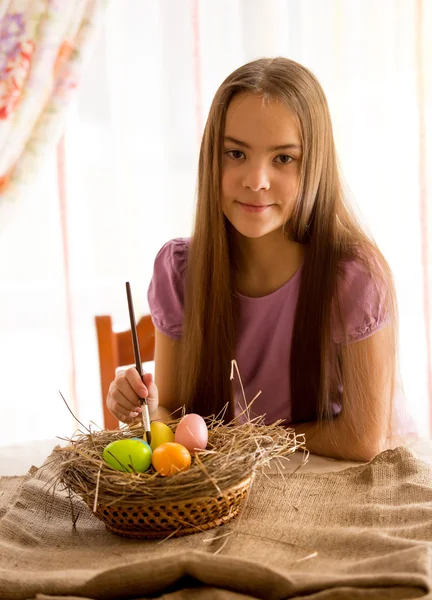 Girl preparing for Easter and painting eggs — Stock Photo, Image