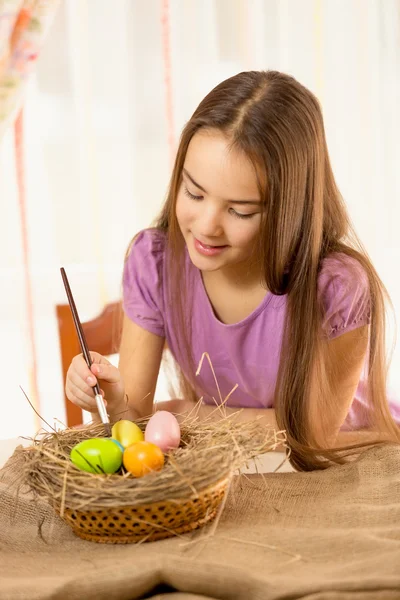 Portrait of cute smiling girl preparing Easter eggs — Stock Photo, Image