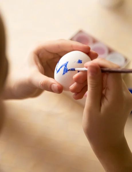 Macro colpo di bambino pittura uovo di Pasqua con pennello — Foto Stock