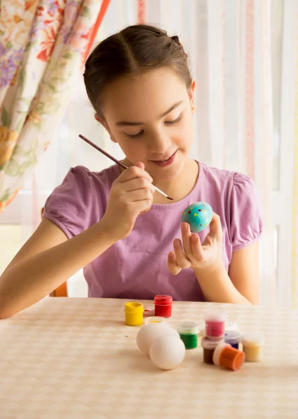 Retrato de linda chica con pintura de pincel huevos de Pascua — Foto de Stock