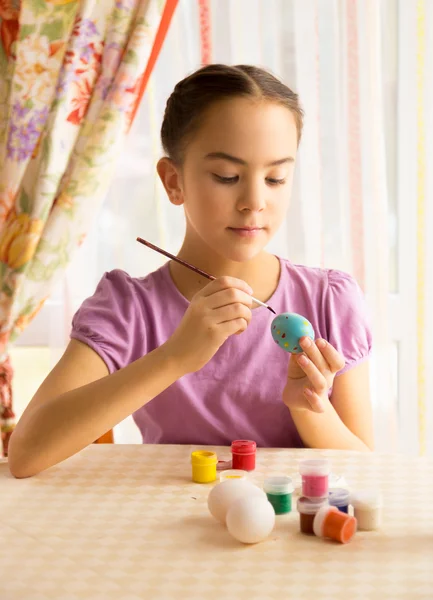 Little girl painting Easter eggs at home — Stock Photo, Image