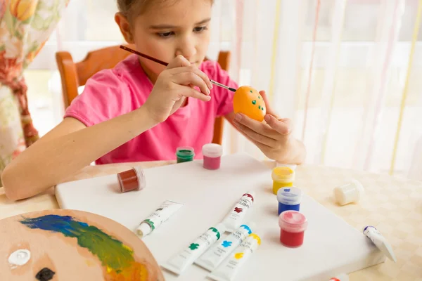 Ragazza pittura uova colorate per Pasqua — Foto Stock