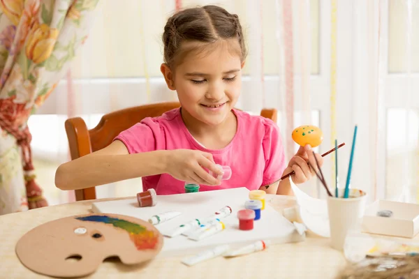 Bambina che dipinge uova per Pasqua — Foto Stock