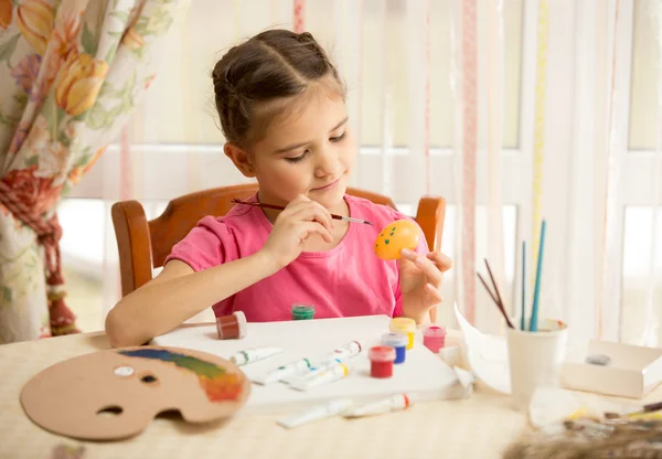 Bonito menina pintura Páscoa ovo em casa — Fotografia de Stock