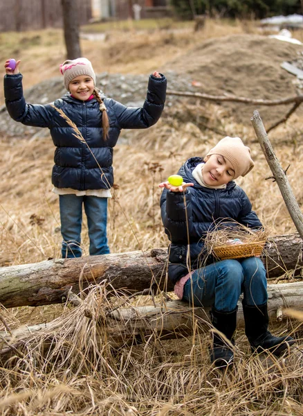 Dos chicas buscando huevos de Pascua en el bosque — Foto de Stock