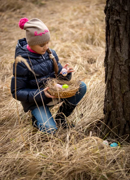 Meisje met Easter egg hunt bij forest — Stockfoto