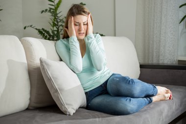 koltukta yalan ve kafasına elele yorgun kadın