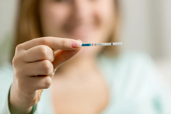 Femme tenant un test de grossesse avec deux lignes — Photo