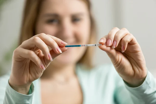 Primer plano de la mujer joven que muestra la prueba de embarazo — Foto de Stock