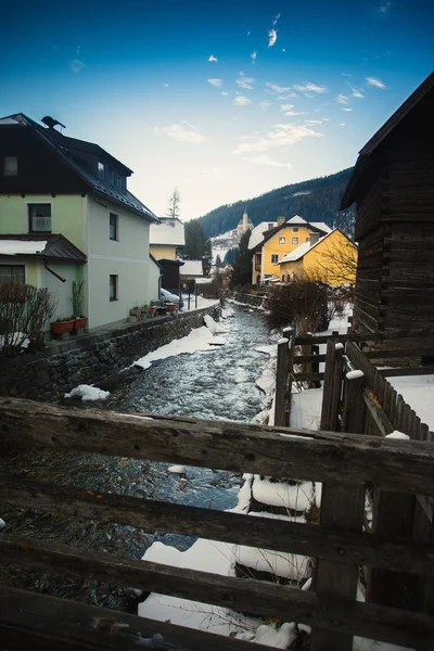 Berg rivier gaan door oude middeleeuwse stadje aan de Oostenrijkse Alpen — Stockfoto