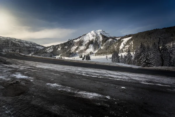 Belle vue sur les Alpes au lever du soleil depuis la route de haute montagne — Photo