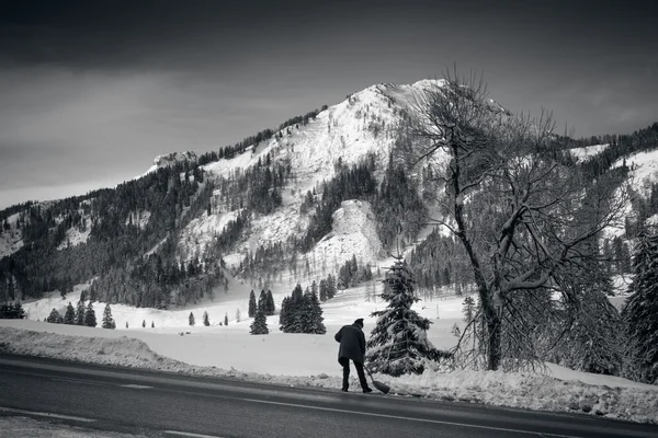 Černá a bílá krajina vysokých hor, které jsou pokryty sněhem — Stock fotografie