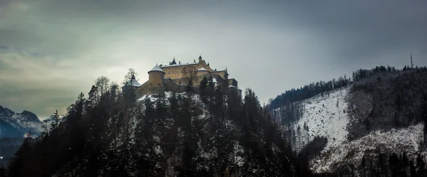 老城堡站在奥地利阿尔卑斯山的高山 — 图库照片