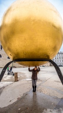 Salzburg anıt altın top tutan turist kadın