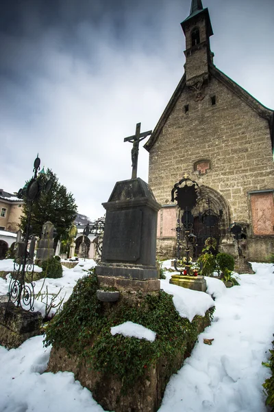 Mezarlık churchyard kar ile kaplı