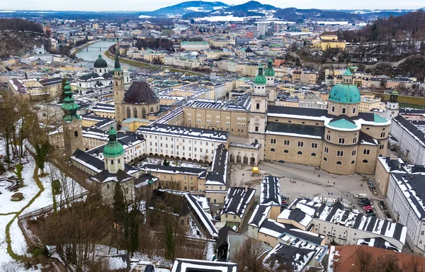 Letecký pohled na starý cit Salzburg na zamračený den — Stock fotografie