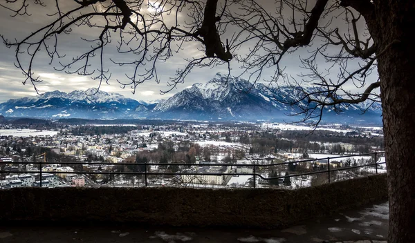 Uitzicht vanaf hoge toren op vallende sneeuw Alpen — Stockfoto