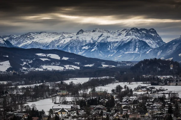 Alplerdeki kar tarafından bulutlu gün kapalı Salzburg yakınındaki manzara — Stok fotoğraf