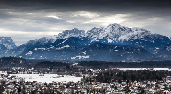 Vista panorâmica sobre os Alpes austríacos cobertos de neve no dia nublado — Fotografia de Stock