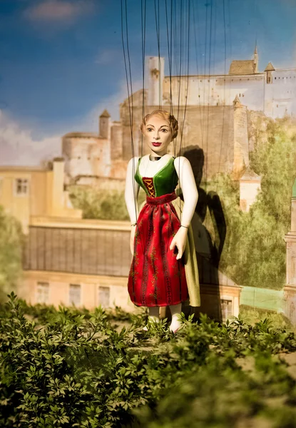 Foto de primer plano de muñeco de marioneta de mujer en traje viejo —  Fotos de Stock
