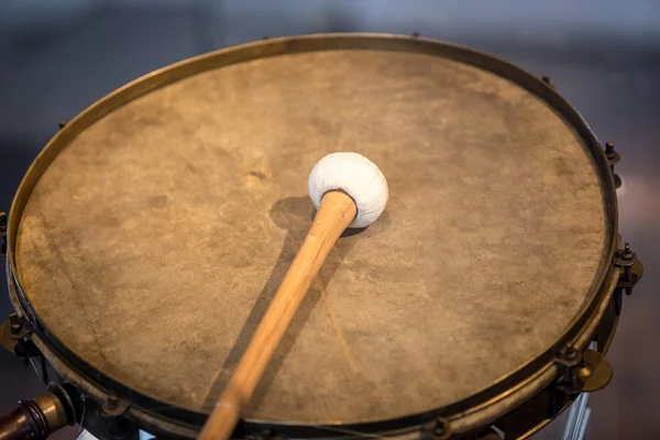 Nahaufnahme einer alten Kriegstrommel mit Drumstick — Stockfoto