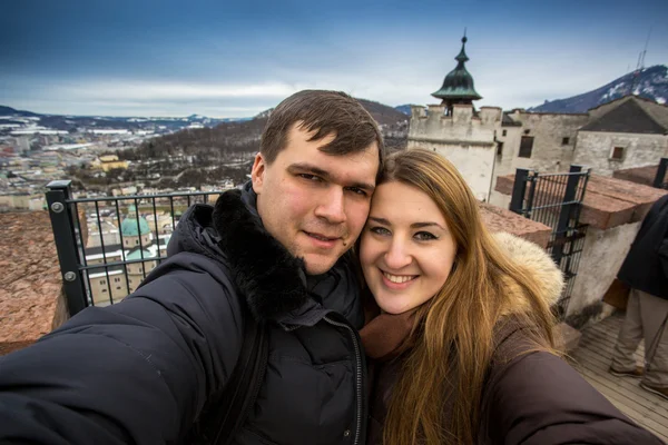 Felice coppia sorridente passeggiando per strada a Salisburgo, Austria — Foto Stock