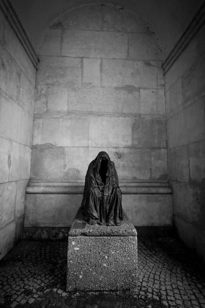 Monochrome photo of monument of scary ghost sitting on stone — Stock Photo, Image