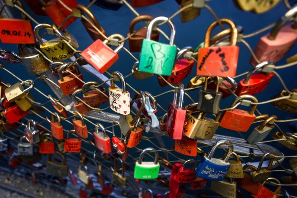 Closeup shot of locks symbolizing love hanging on bridge — Stock Photo, Image