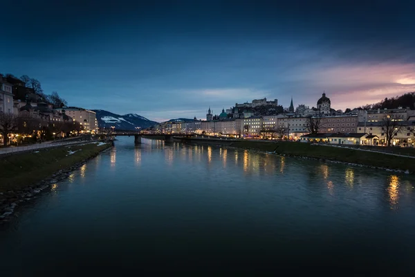 Widok z mostu na zachód słońca nad Salzburg, Austria — Zdjęcie stockowe