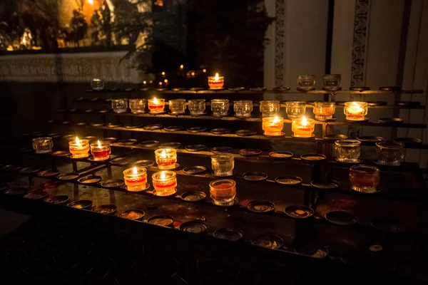 Närbild skott av brinnande ljus på altaret i kyrkan — Stockfoto