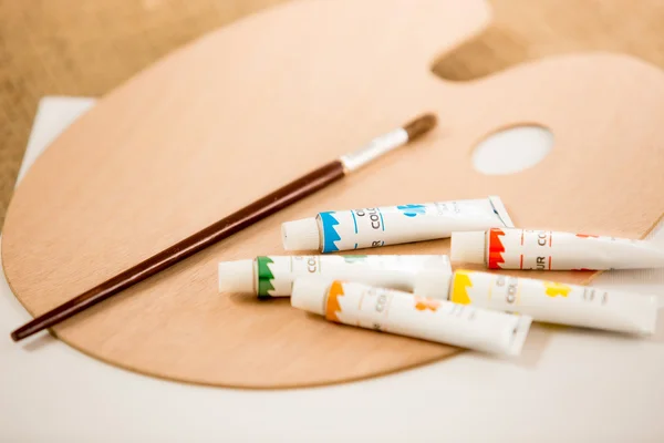 Pinturas al óleo en tubos y palets sobre lienzo —  Fotos de Stock