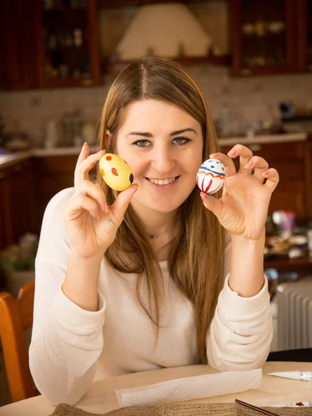 Linda sonriente mujer sosteniendo pintado huevos de Pascua — Foto de Stock