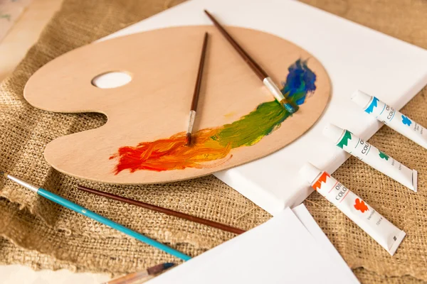 Imagen conceptual del desorden en la mesa de trabajo en el estudio de artista —  Fotos de Stock